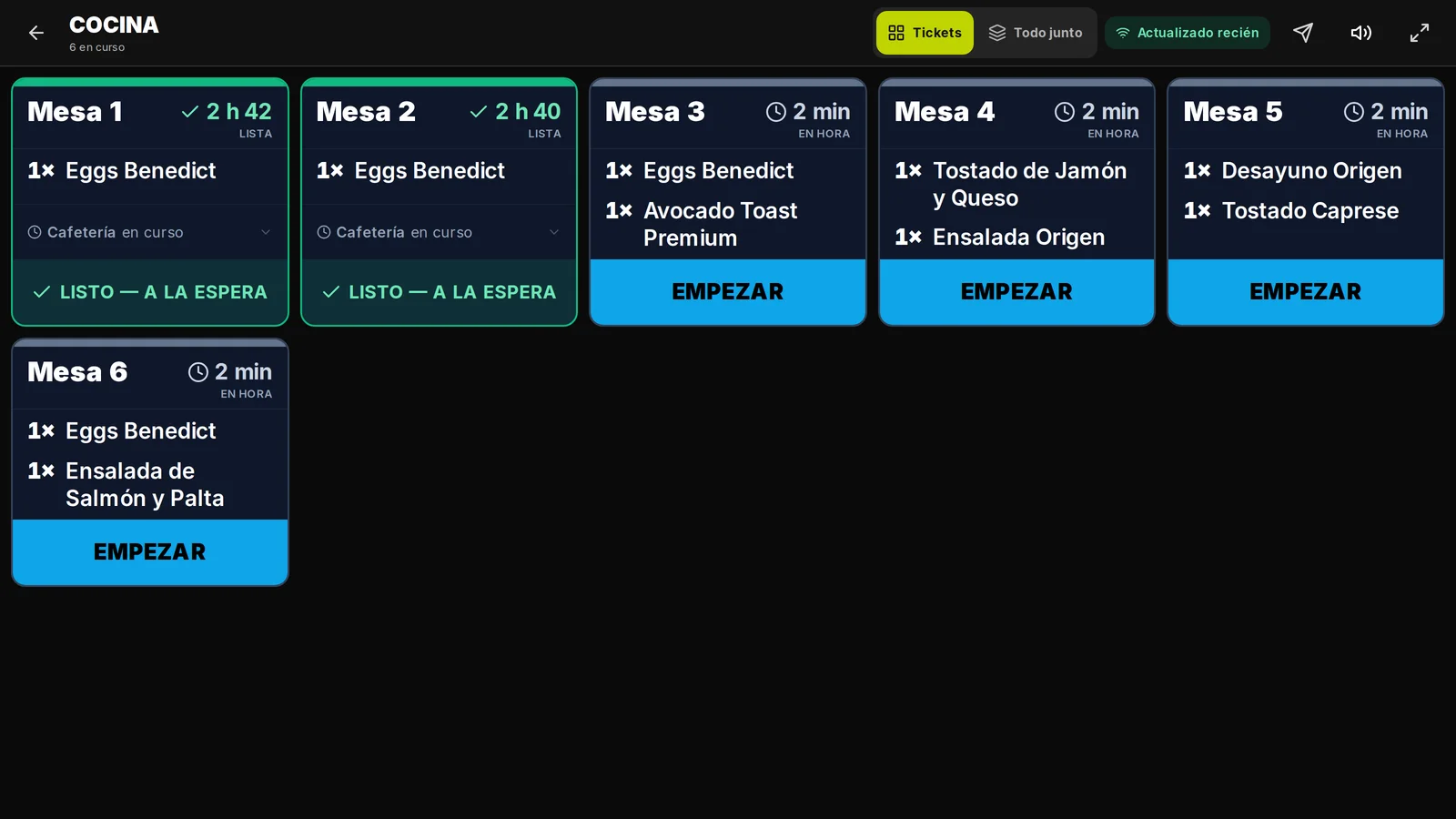 El monitor de cocina de Café Origen: los tickets de la estación entrando, uno pasando a en curso y otro marcado listo a la espera del mozo