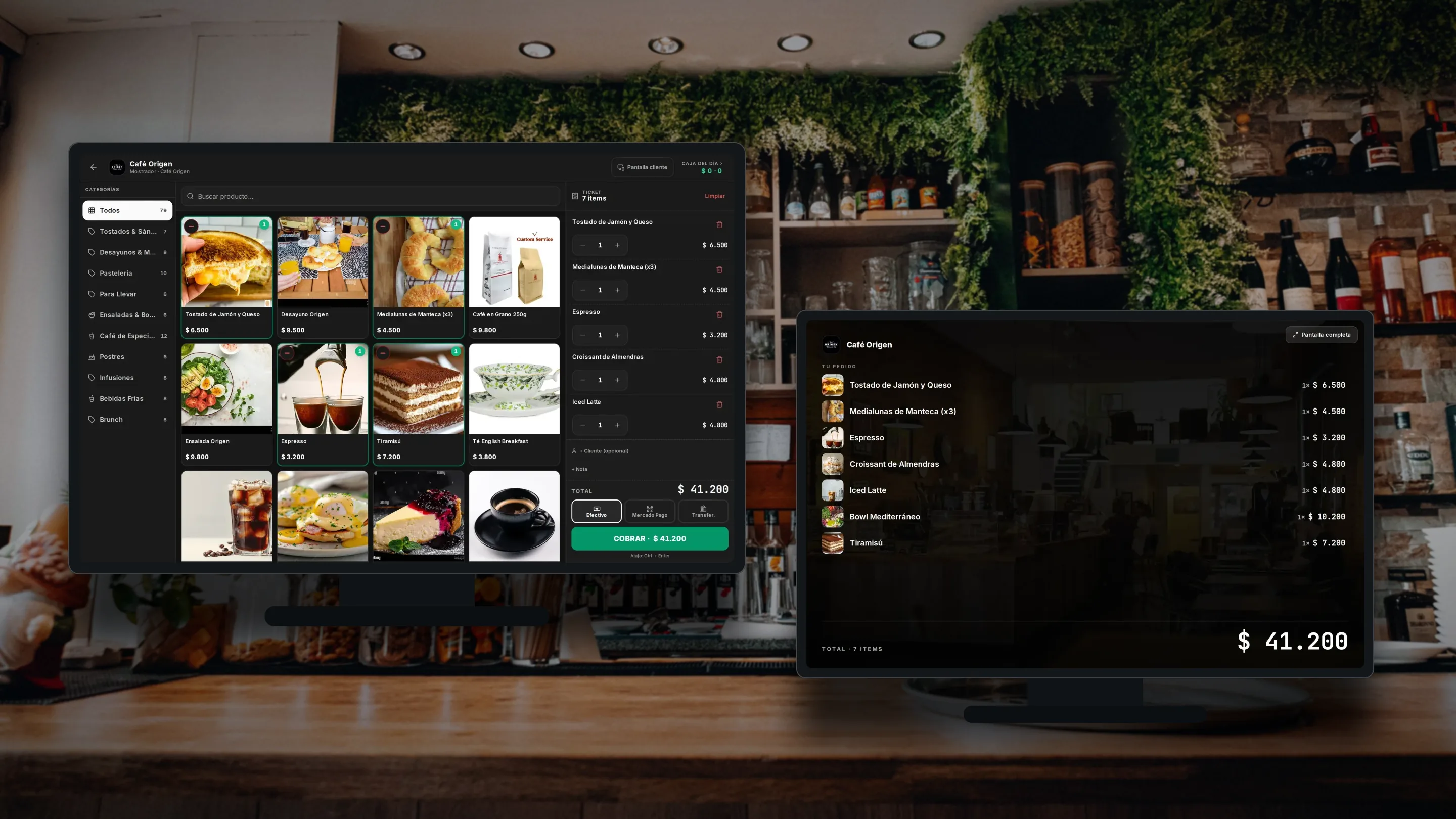 Empleada y cliente en un café usando el punto de venta todo-en-uno de doble pantalla de Colmen