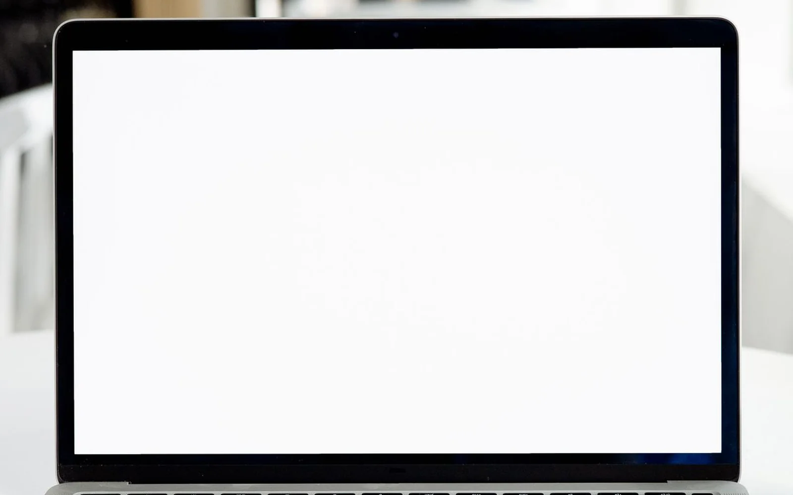Una segunda notebook en el mostrador mostrando la pantalla del cliente
